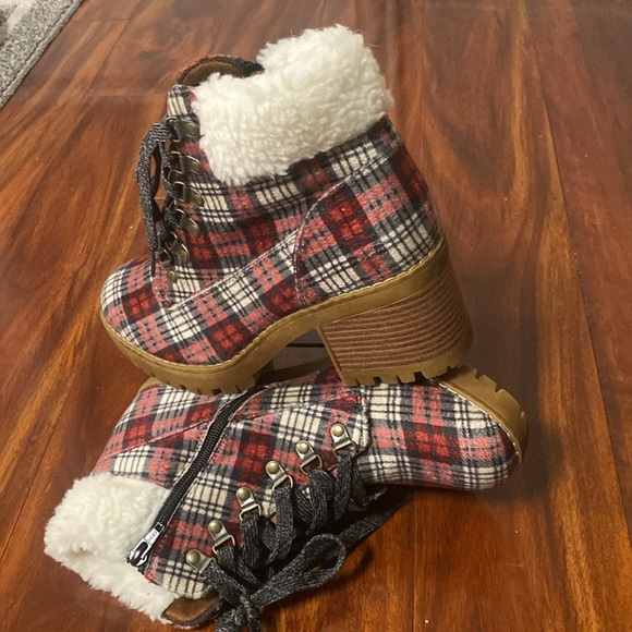 Comfort Est. 1946 Red Plaid Chunky Boots with Faux Fur 8 NWOB - Picture 5 of 10